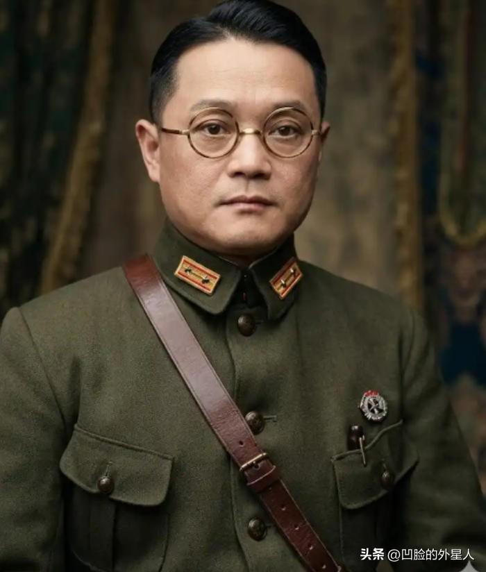 1949年，国军上将潘文华决定起义，却发现七姨太是特务，为了不打草惊蛇，他对七姨