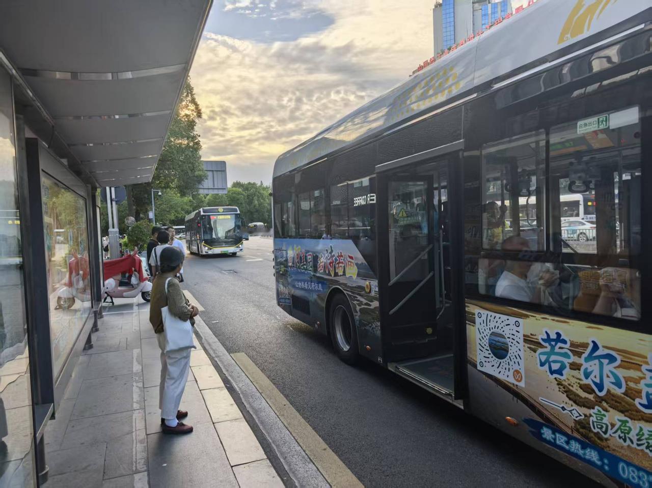 成都公交集团拟于2026年9月1日起调整239路出收车时间，精准匹配客流需求：