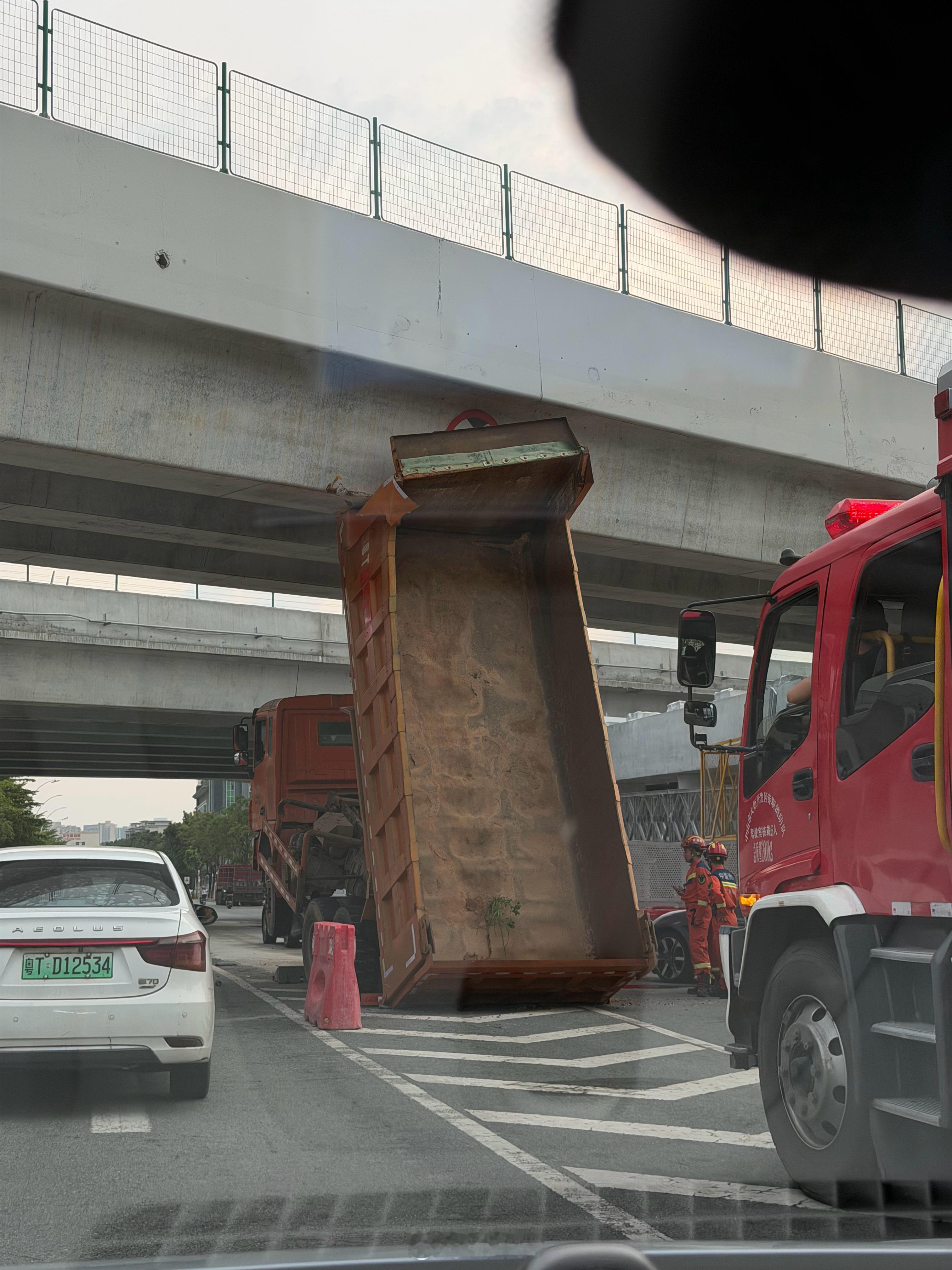 这是限高卡住了？