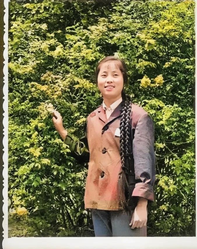 70年代，一个留着长辫子的女孩，照片中的她显得落落大方，齐腰长的一对辫子非常显眼