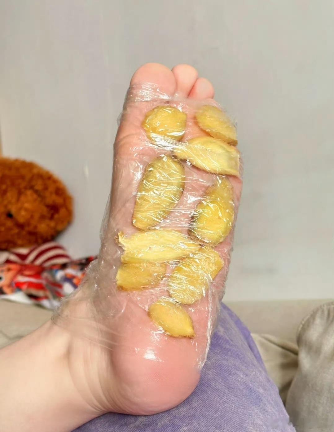 伏天晒姜煨汤顺天时三伏炎蒸暑气扬，古人反道起炉香。骄阳曝姜温脾土，文火煎汤固肾阳