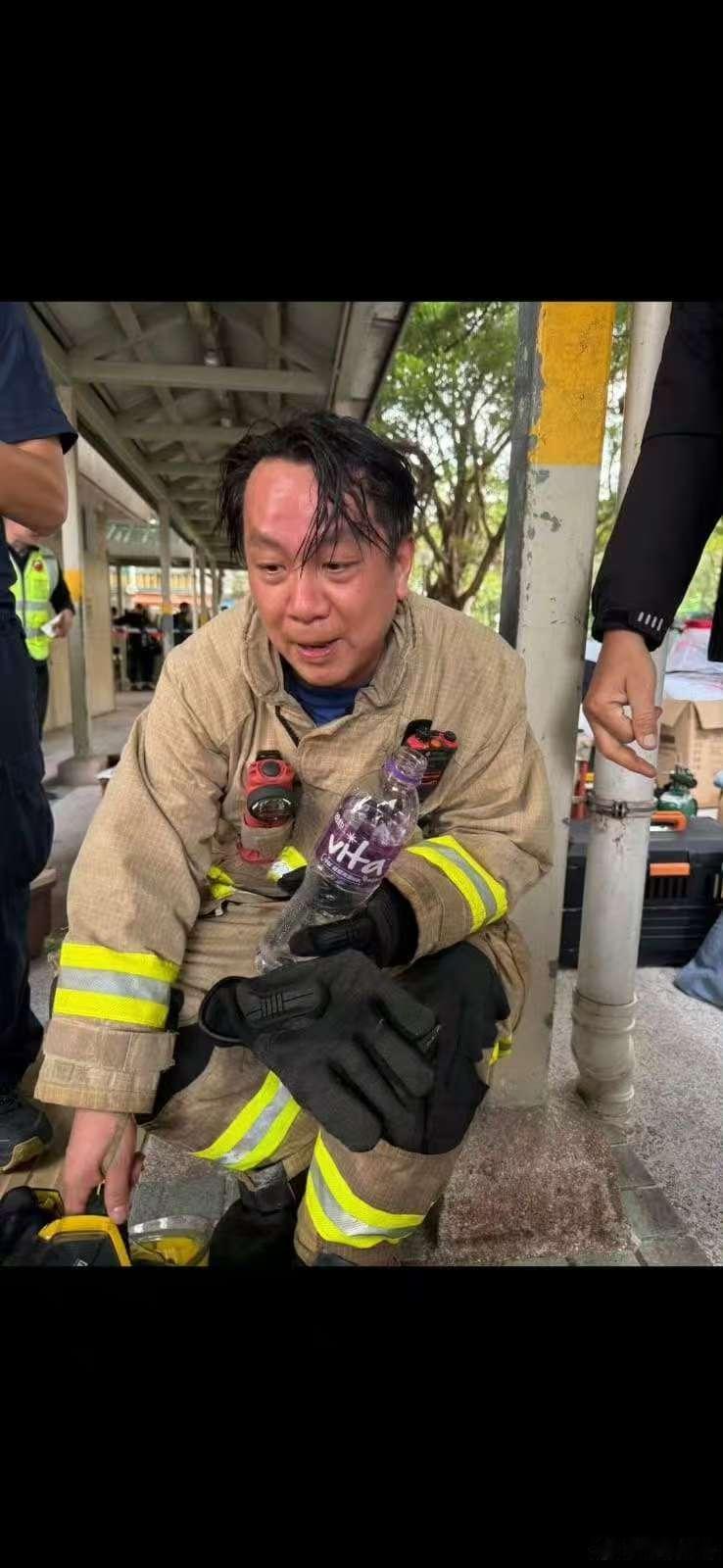 香港消防人员救出9猫1狗消防员救出9猫1狗香港火灾已致44人遇难，好人一生平安！