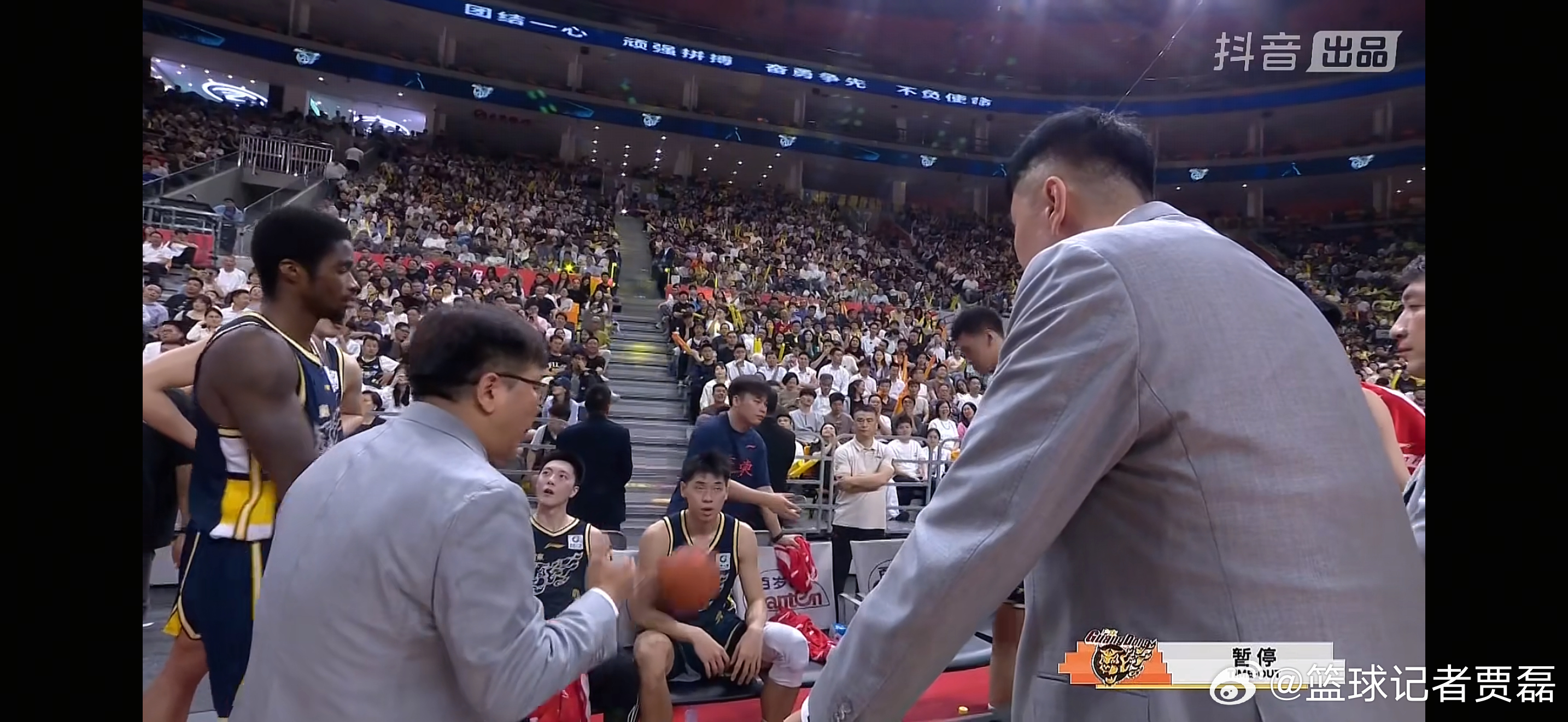 杜指导生气了，这个防守没防住杜指导急了 