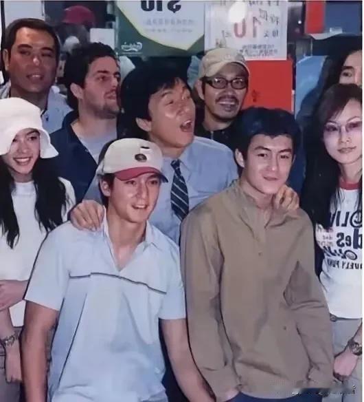 成龙不愧是国际大明星，不管年轻时候还是现在，成龙除了家庭照顾的不好，爱国情怀绝对