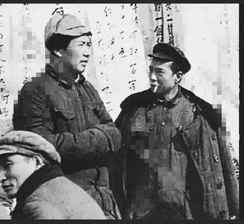 1942年冬，延安，
背景为白色条幅，
张浩同志追悼会，
照片左边是陈云。

中