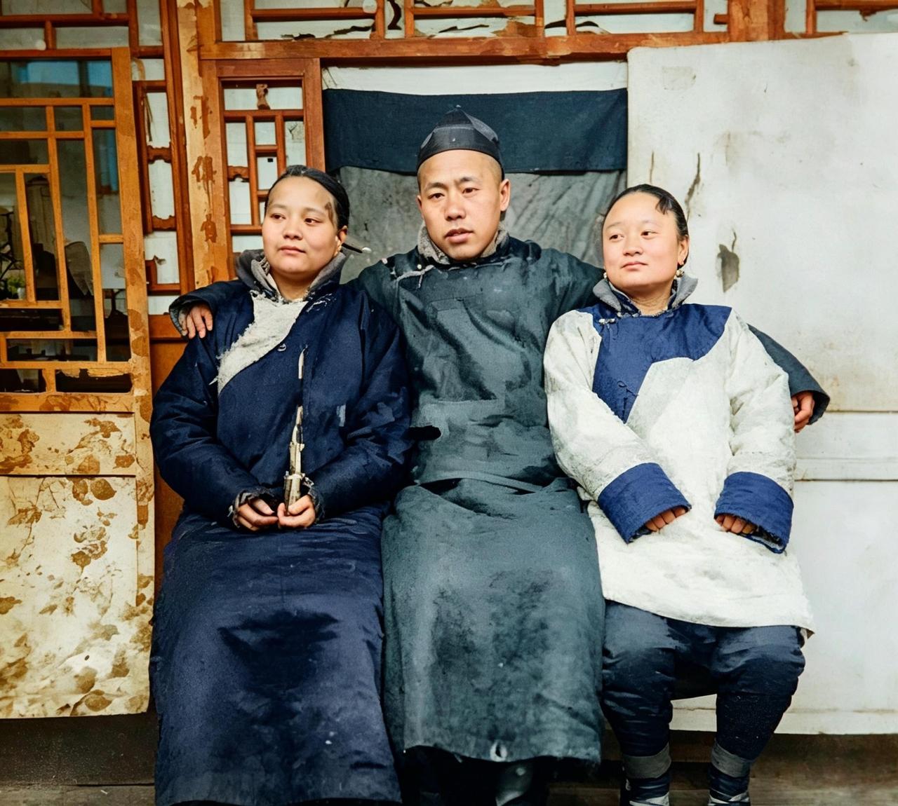 这是晚清富家男子左搂右抱双胞胎姐妹。当年，这样的情况还是非常罕见的。因为，普通亲