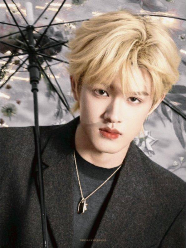 张极金发配半透视内搭造型 一整个被惊艳到！金发一染，瞬间氛围感拉满，适配度简直爆