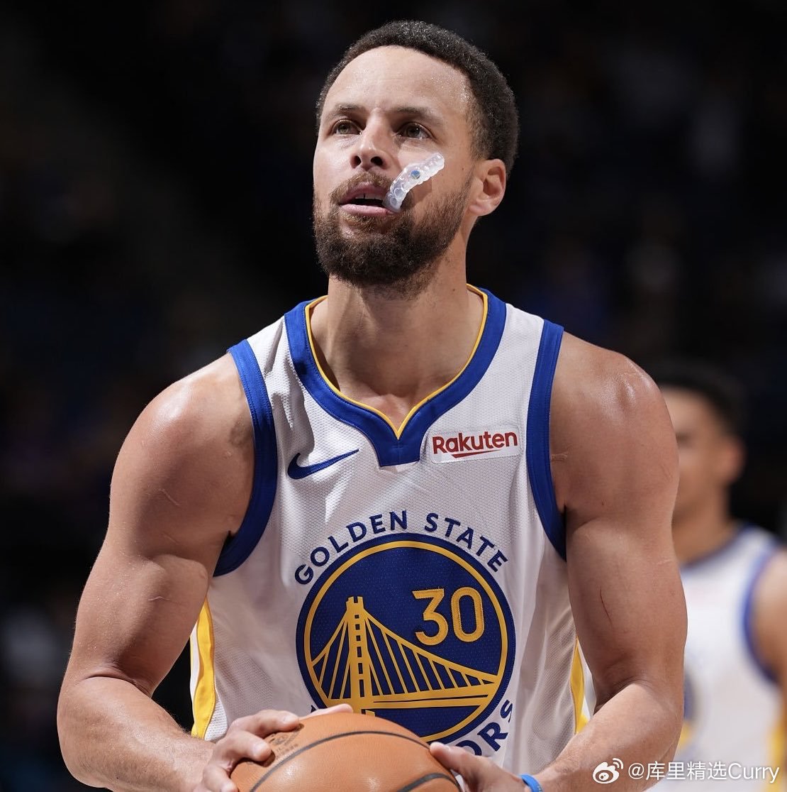 勇士官方明天公布库里伤情最新进展。 