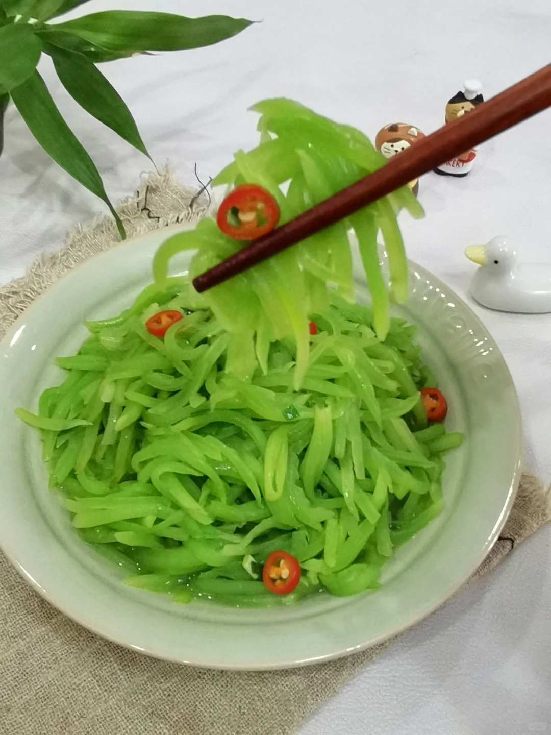 清炒莴笋，爽脆碧绿，每一口都是春天的味道