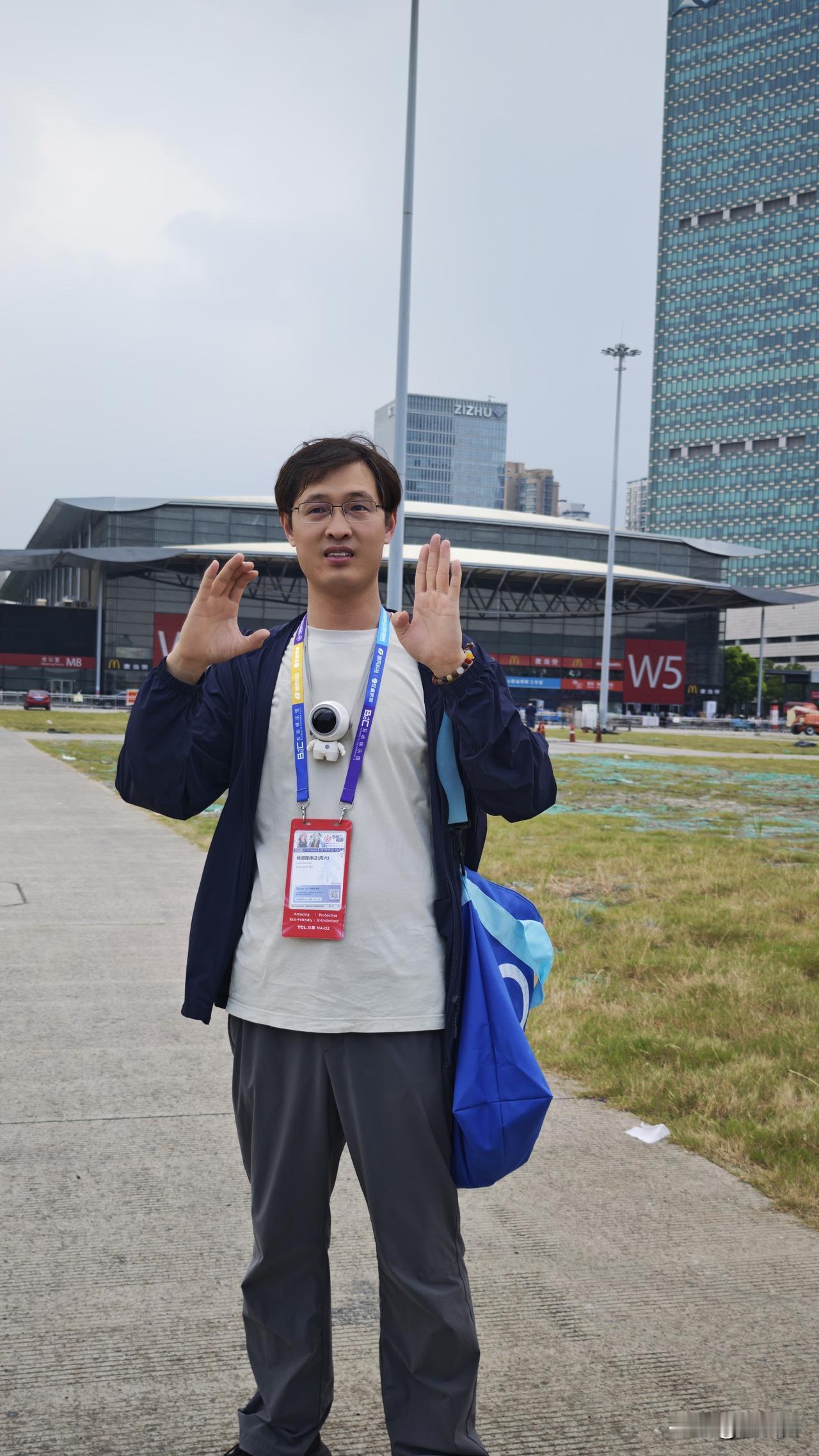 在逛2026ChinaJoy的时候，想着拍张照留念一下吧，又想着比个CJ的手势出