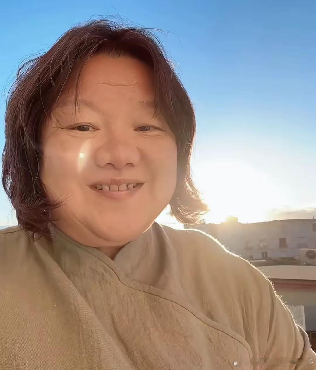 #洪晃曝戛纳红毯内幕# 洪晃曝戛纳付费红毯内幕，网红想去红毯开幕式一条龙服务要1