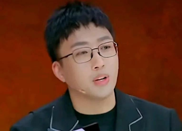 于正谈自己不结婚的原因。
以前就有网友问于正为什么不结婚。于正说 我为什么一定要