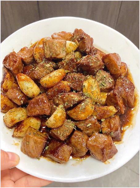 大蒜牛肉粒，香得我的眼泪从嘴角流下 ​​​