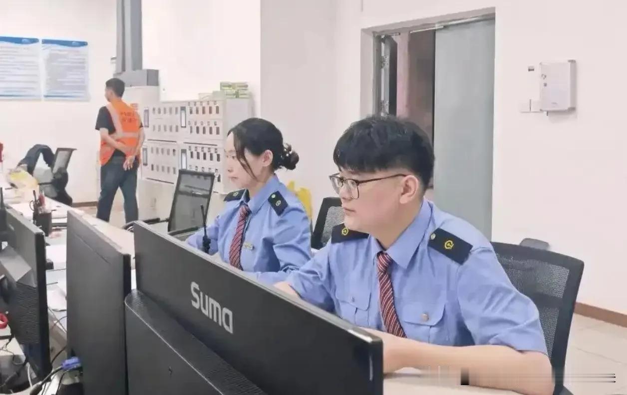 他请年假去云南旅游，途中改道奔赴广西灾区，徒步6小时背物资进山后再也没出来

7