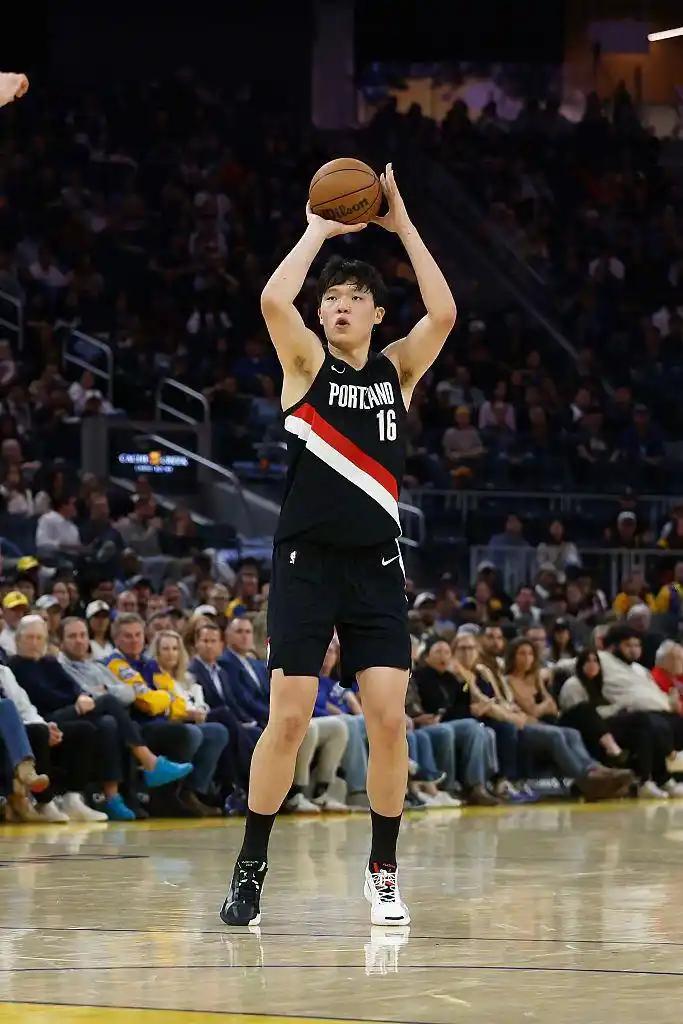 NBA季前赛，
开拓者的中国球员杨瀚森，
全场出战21分钟，5投2中，
其中三分