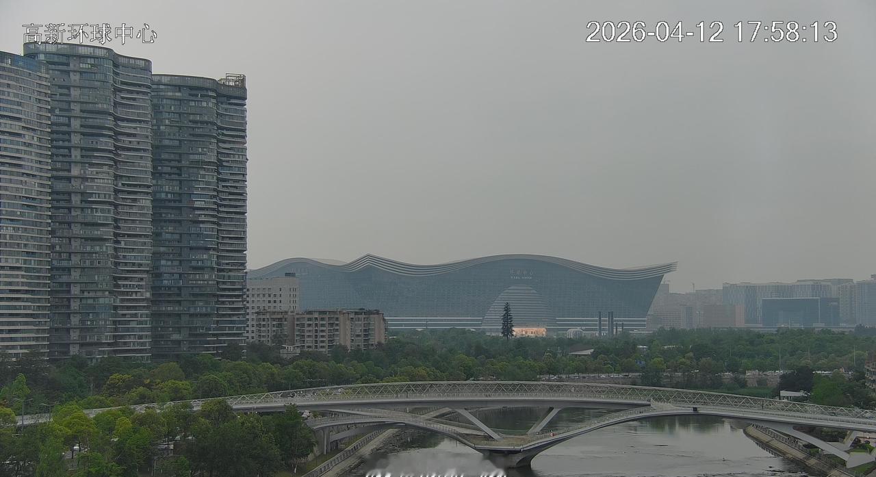 今日阳光缺席，此时天空以阴天为主，体感偏冷，记得添件外套保暖~ ​​​