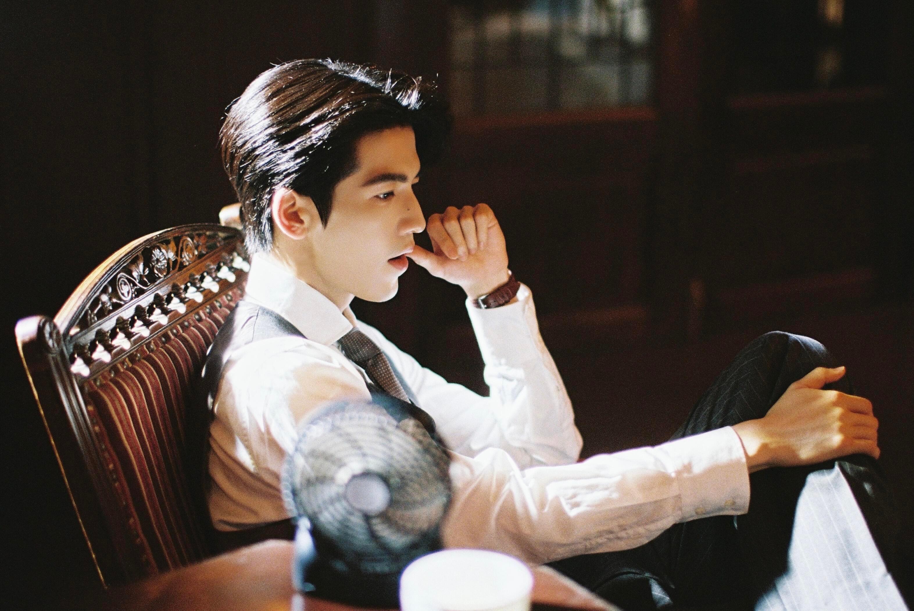 捡到几张胶片镜头下的张凌赫但慕容清峄版这期是我定制的民国贵公子胶片镜头下的张凌赫