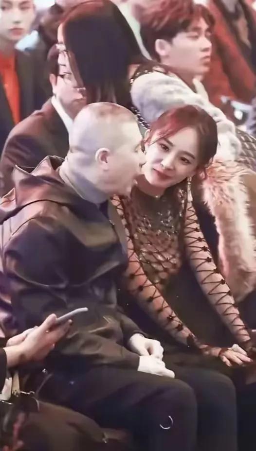 冯小刚这是在和谁交流？这个女子应该也是一个演员吧，看着非常眼熟，但是真想不起来她