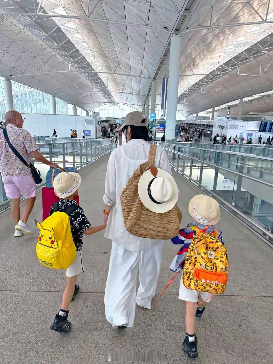 胡杏儿老公晒一家五口出游照胡杏儿带三个儿子出游简单穿搭更显气质！杏儿白裙简约大方