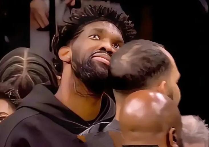 看到G1战就被绿军32分狂虐，估计一贯脆弱的大帝恩比德，首轮系列赛是不敢复出了。