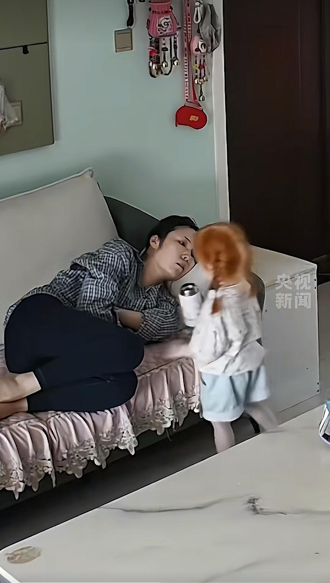 上央视新闻了。近日河南新乡，一位妈妈发着高烧去接自己上幼儿园的女儿放学，没想到女