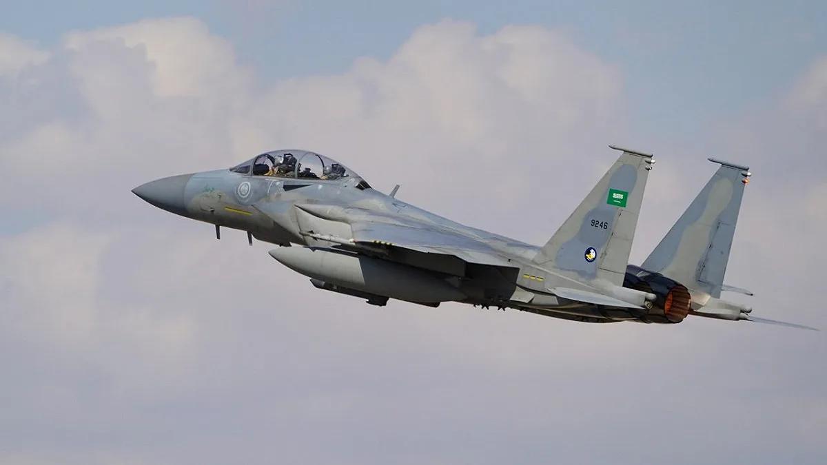 沙特联军在也门纸面阵容豪华：F-15战斗机、武装无人机、各式装甲车辆一应俱全。对
