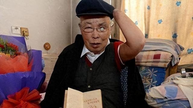 1955年，一位22岁的女护士，嫁给四肢全无的抗美援朝老兵，两人相伴55年，离世