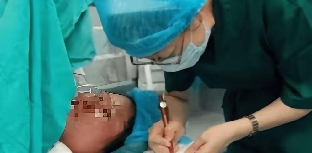 河南，一个聋哑女子送进产房难产，没有家属陪同。

医护人员帮她解开衣服的时候，看