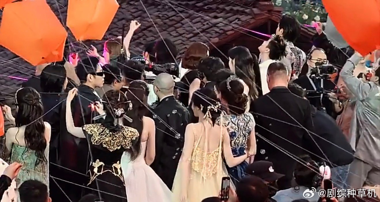 虞书欣从祝绪丹身边走过虞书欣从祝绪丹身边走过没有打招呼 虞书欣从祝绪丹身边走过没