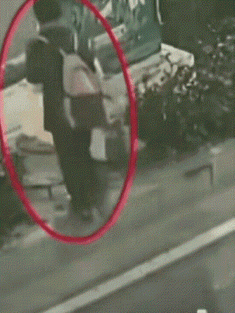 孩子就这样失踪，很难找到的。
男孩，刚踩到井盖上，就掉进去了，井盖又合上了。如果