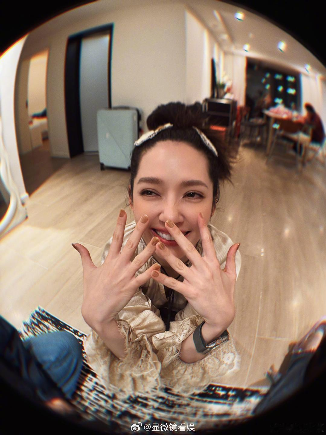 郭碧婷晒照被评好像向太 最新晒照，被网友评价“好像向太啊”。这大概就是 “一家人