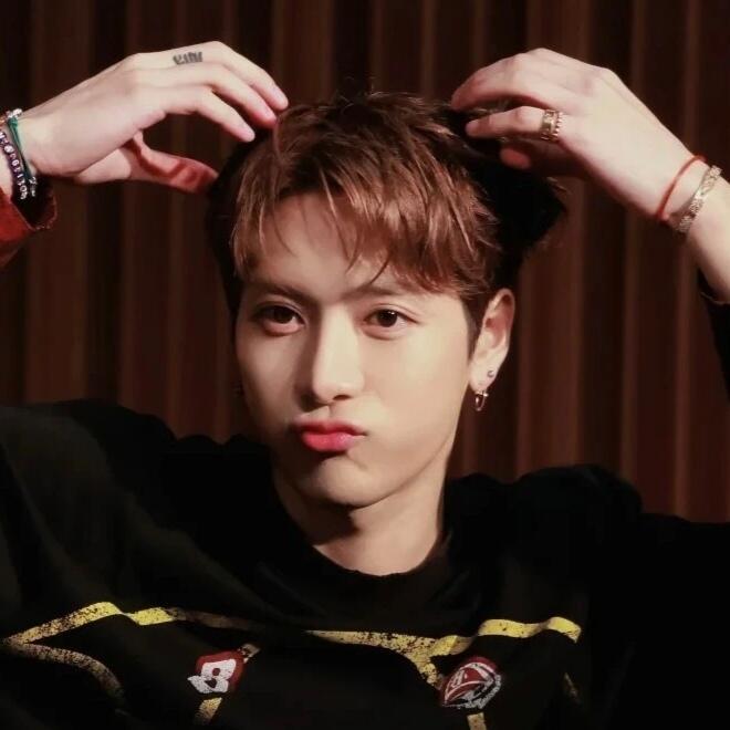 王嘉尔 也恭喜你们为什么最近没有王嘉尔的节目了好想在节目上看到帅哥的身影 