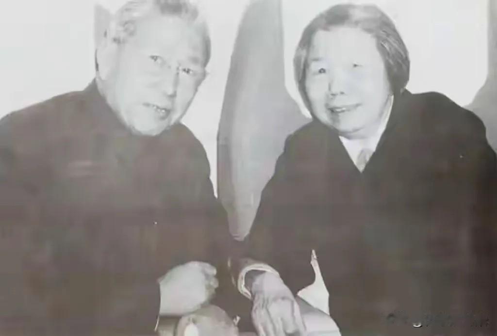 1980年2月，外交部副部长王幼平同志（左）陪同邓颖超访问泰国时的照片。当时越南