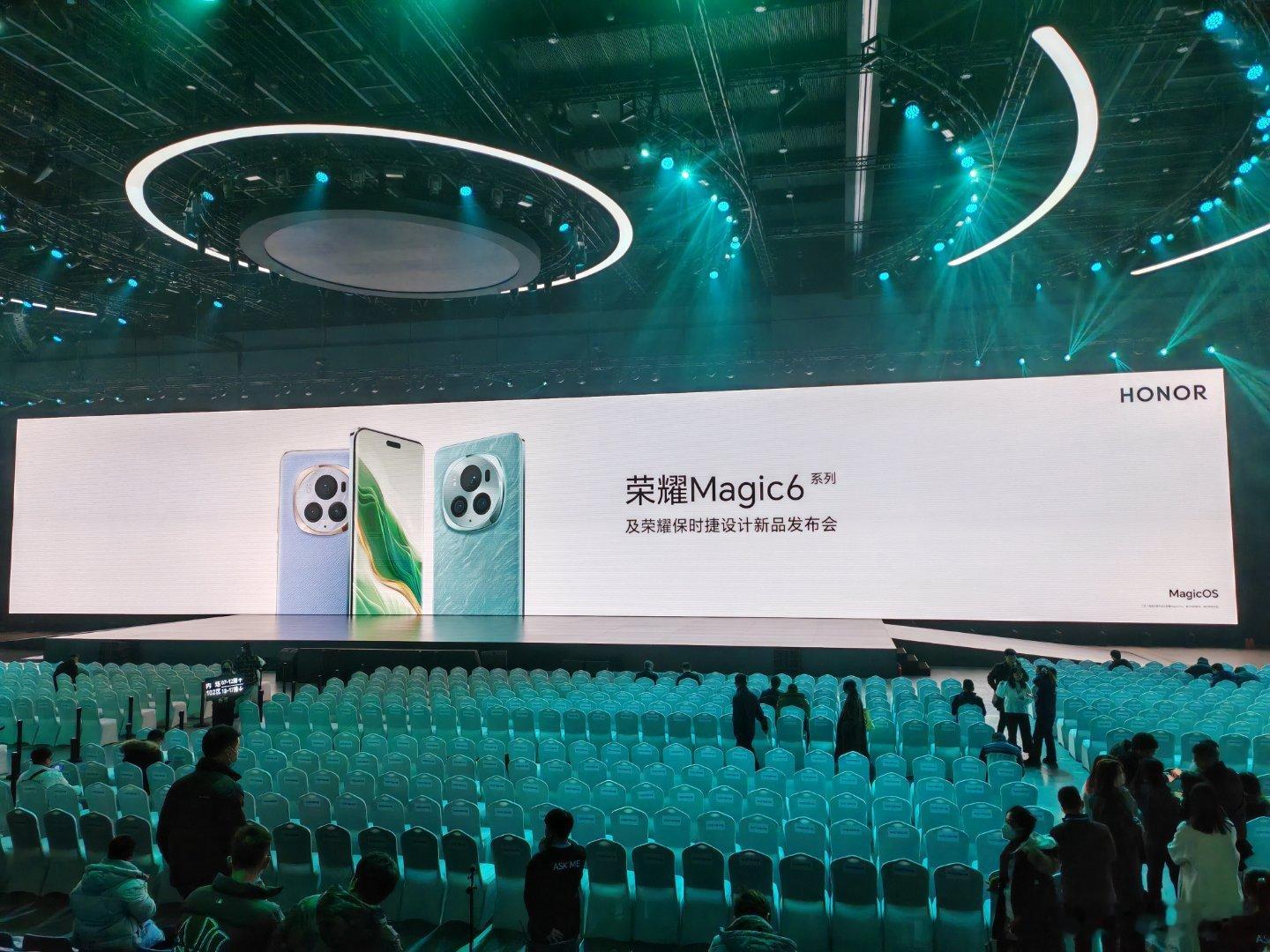 到现场了，听说保时捷要Magic V2首发，Magic6保时捷版要3月[doge