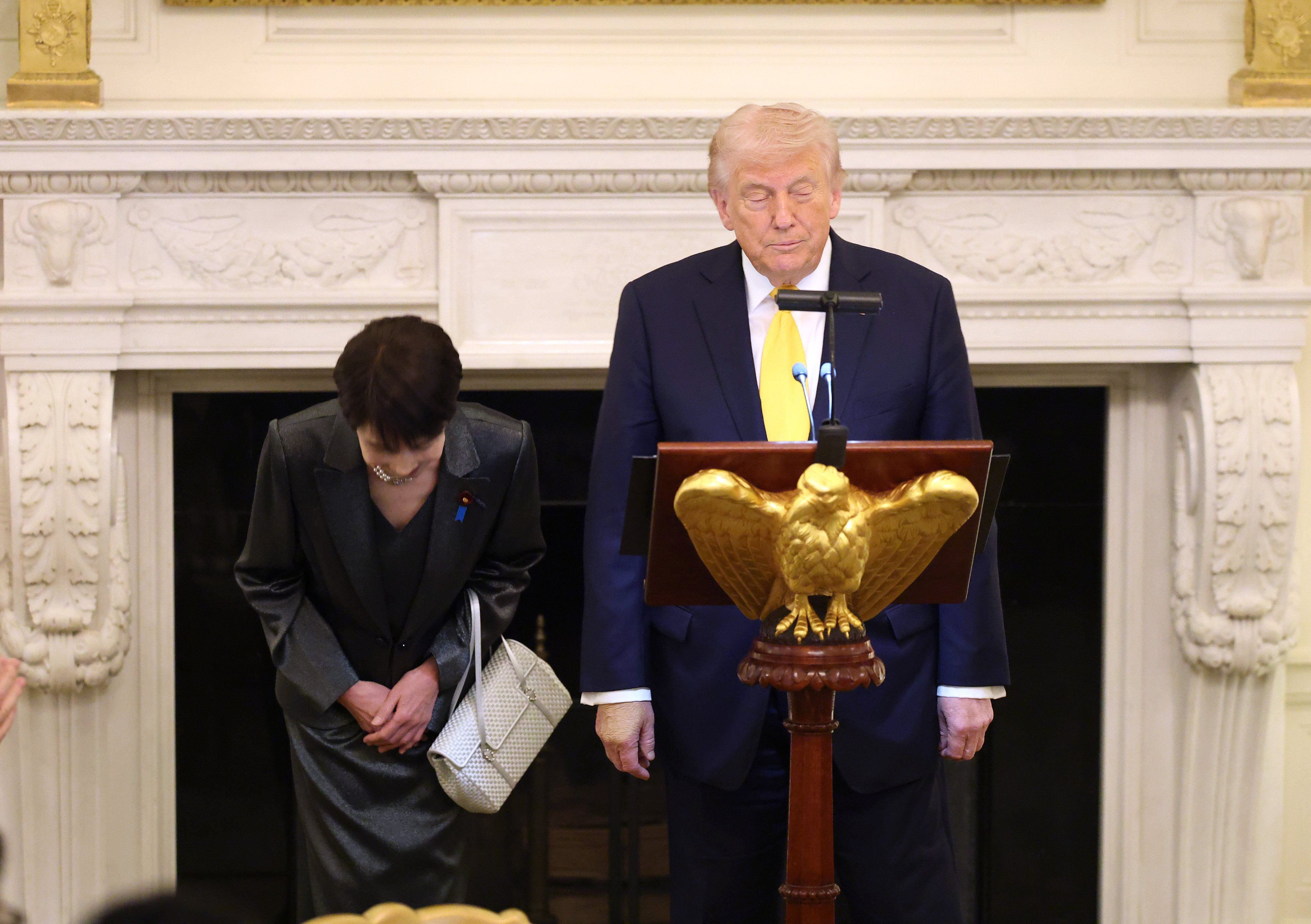 🔻特朗普的手看起来相当粗糙。🔻是的，你没看错，老苗子又换了一身衣裳。🔻我第