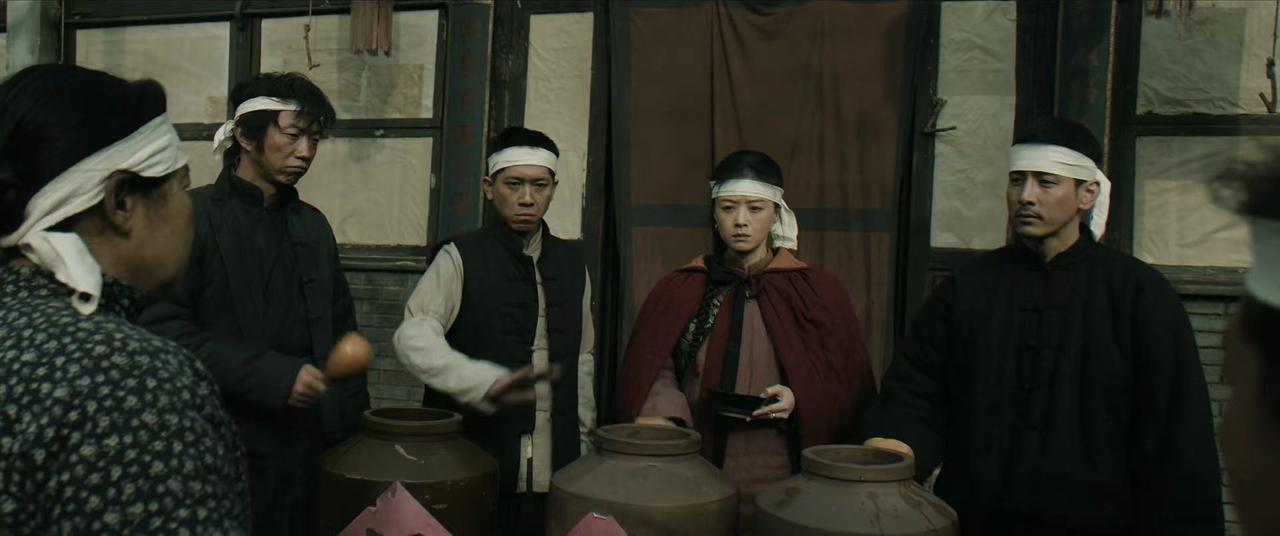 《归队》中最让人破防的一场戏大概就是日军空投传单，宣扬他们杀害杨靖宇将军的片段。