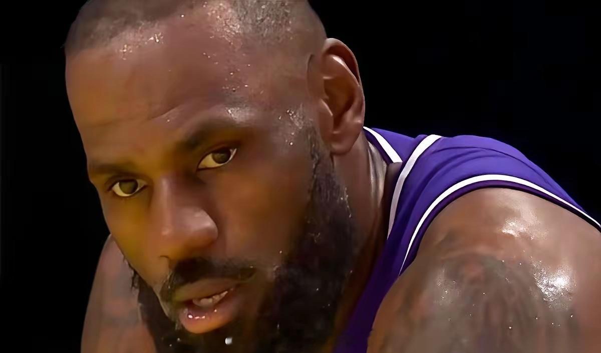 三节，4分。我眼睛没花吧？最后还被个小年轻，生生给帽下来，那球，几乎是摁在篮板上