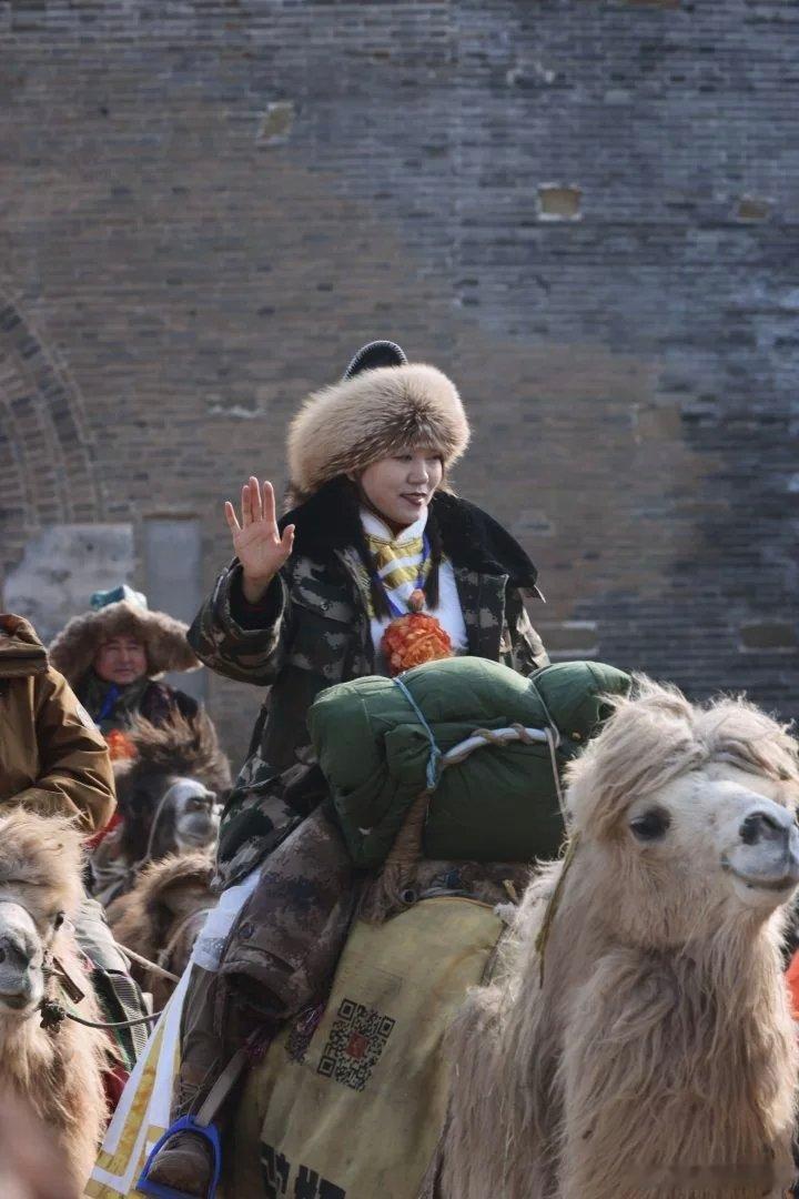 洛阳本没有骆驼，但穿透岁月的驼铃声，从夏商周的青铜古道一路传来，从未停歇。是周穆