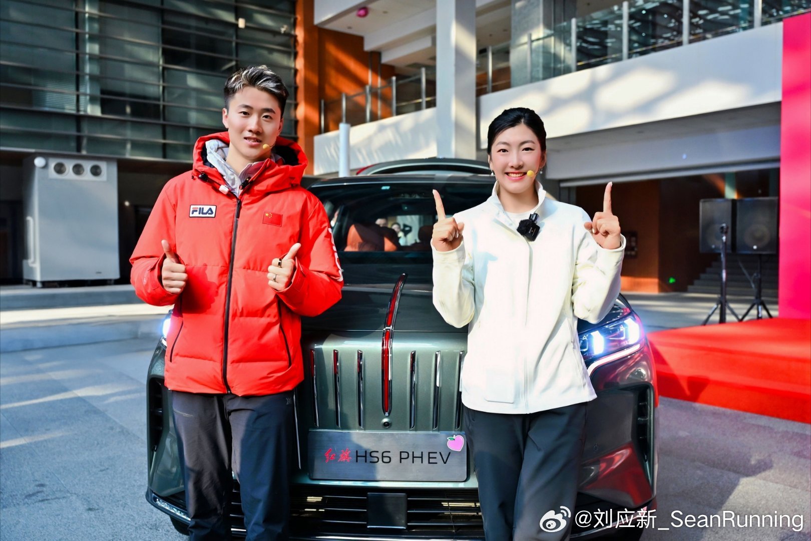 当国车遇见中国荣耀！红旗汽车交付仪式圆满完成，接过奖牌的手，也握住红旗的方向盘。