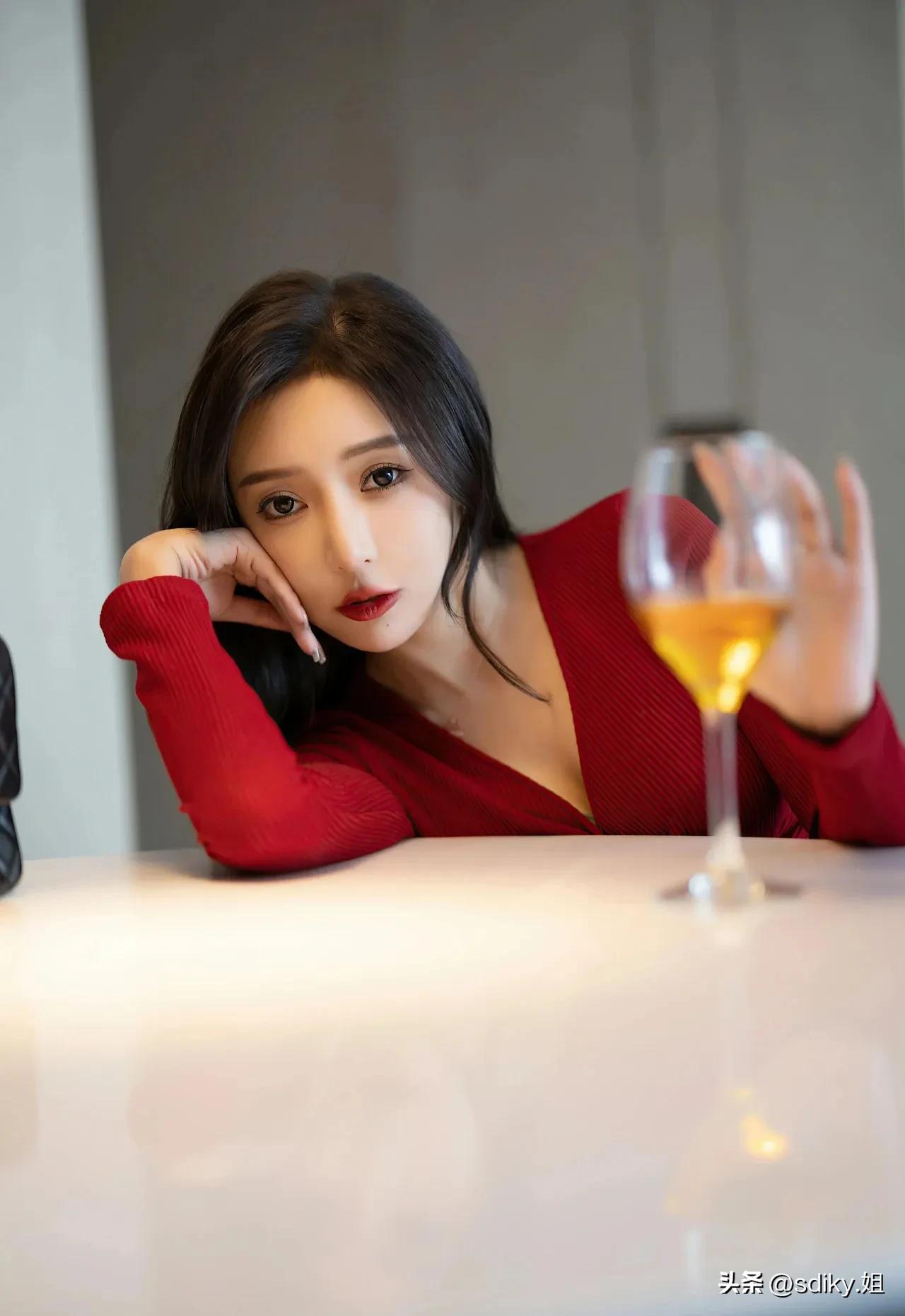 优雅都市女郎，红黑搭配，尽显时尚魅力！👠👗
迷人女神魅力展 請欣赏靓丽美女 