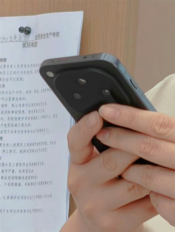看起来是OPPO Find X8无疑了[doge]直屏设计、金属直角边框、三段式