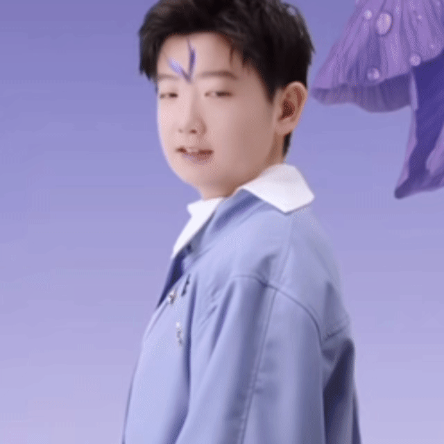 紫蝶赴约，温柔入怀
 
当淡紫花影漫过肩头，一只小蝴蝶🦋轻轻落在孙颖莎的衣襟。