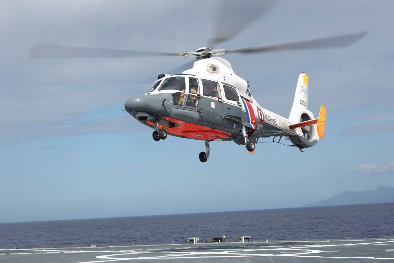 飞扬军事海军航空兵某部直⑨舰载直升机