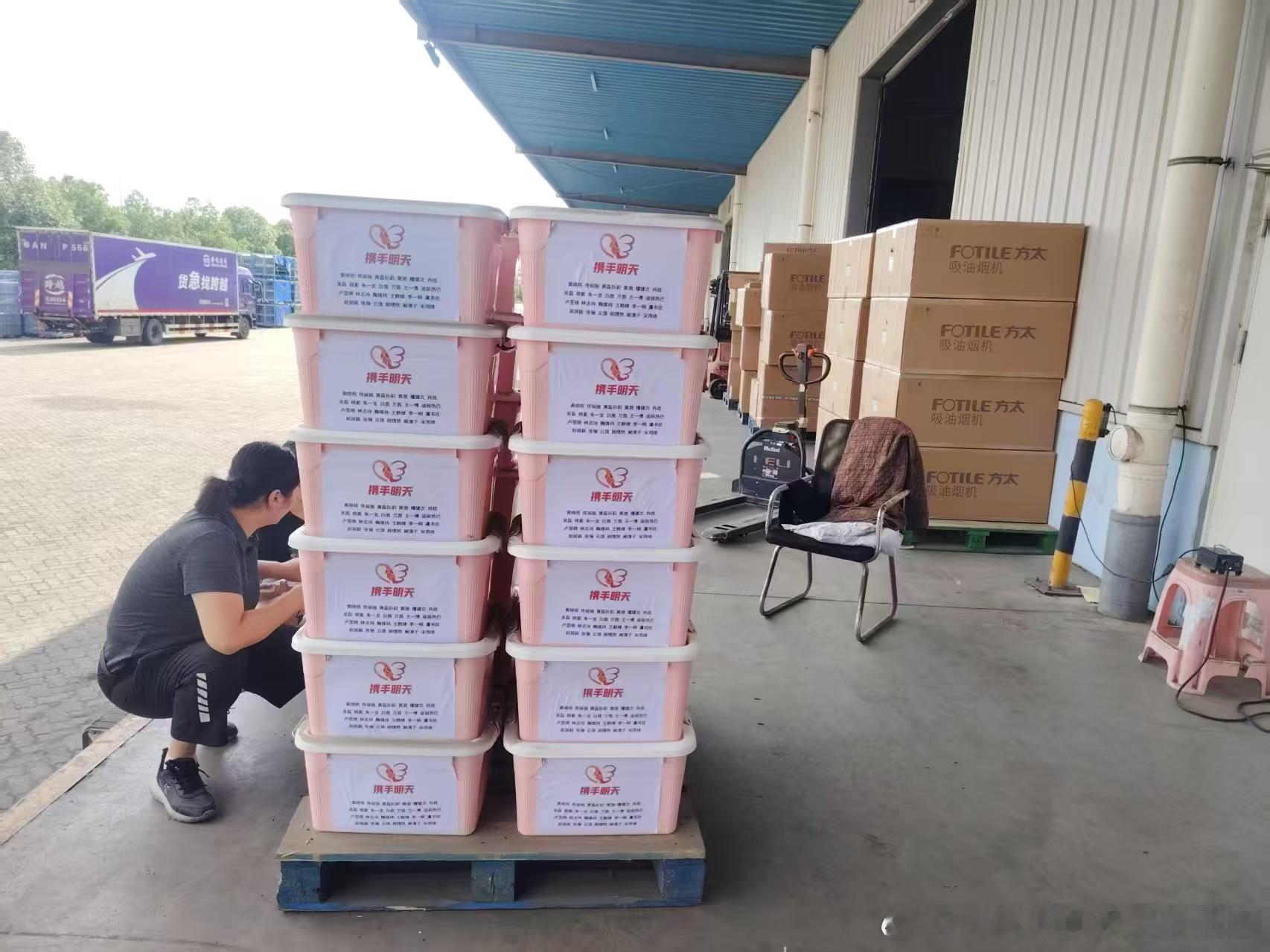 阚清子驰援广西 阚清子驰援广西，准备的物资非常的丰富，不仅仅有牛奶，方便面，还用