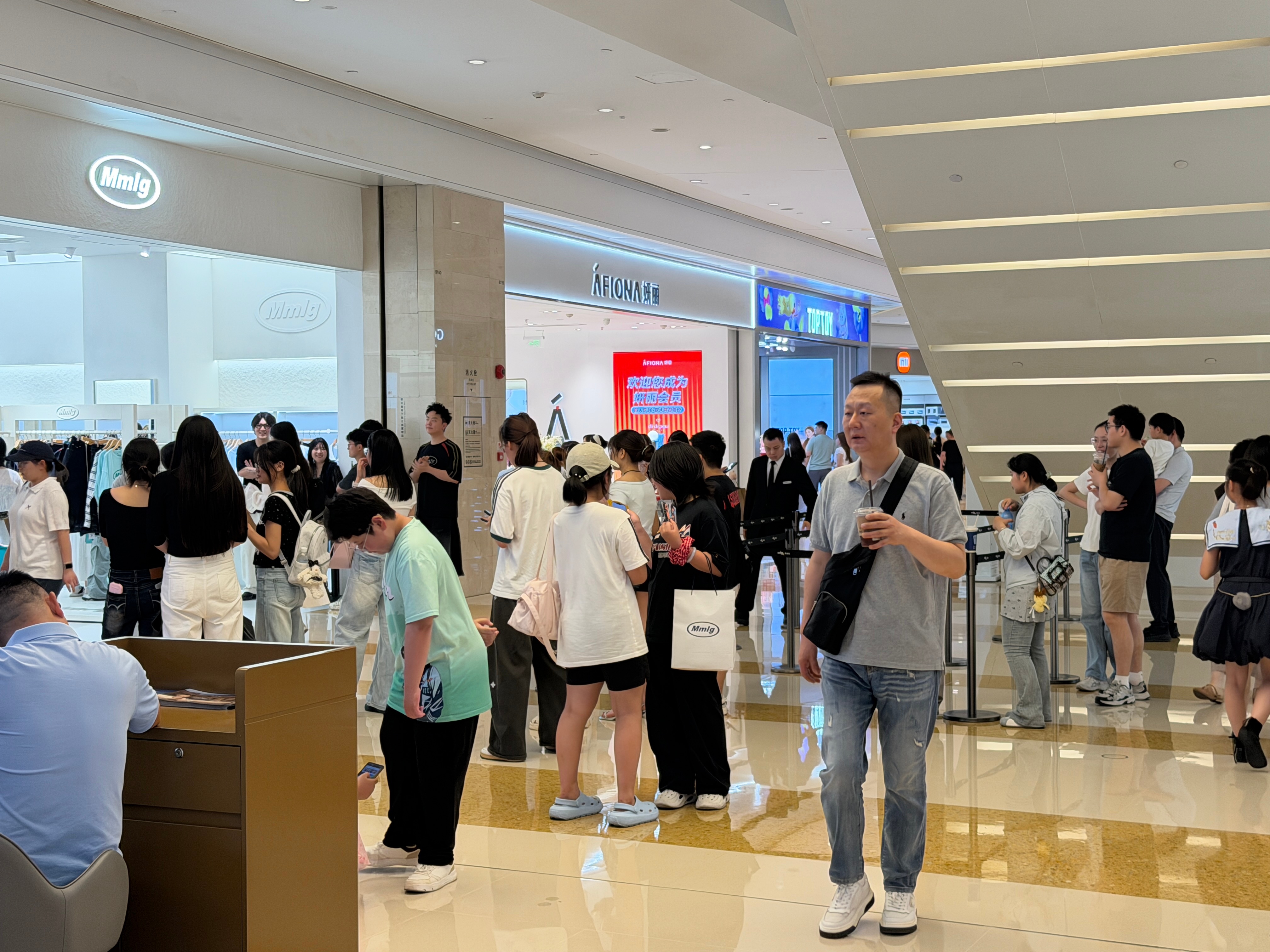 商场逛街的人还挺多，是实体店生意好起来了？还是天气太热，大家没办法去户外？我看外