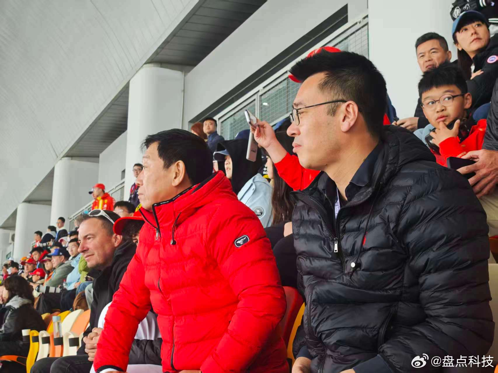 哎哟，魏建军居然现身F1现场，据说魏建军在F1赛场与FIA主席进行了深入交流，探