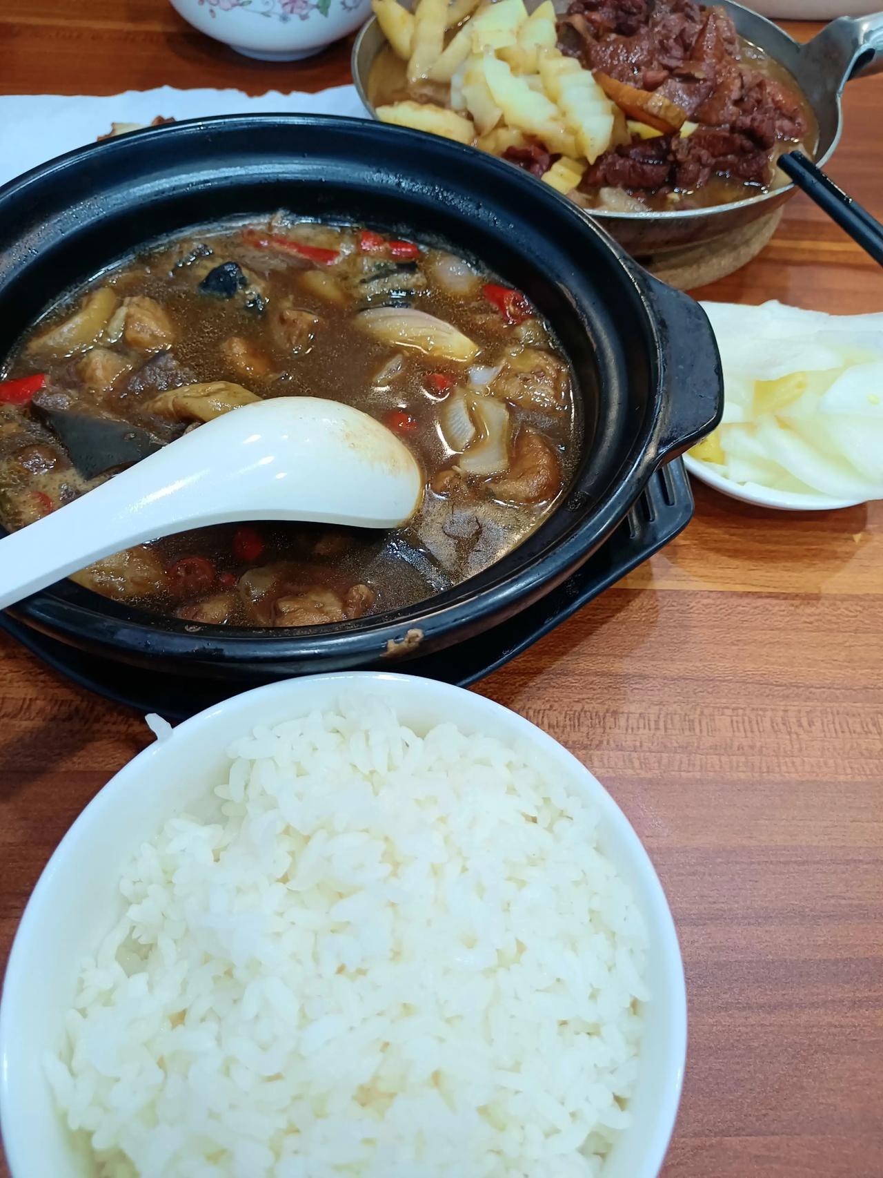 济南西市场茄闷鱼店
味道还是不错的，主要是汤好喝，鱼肉够嫩够新鲜
小份的16r，