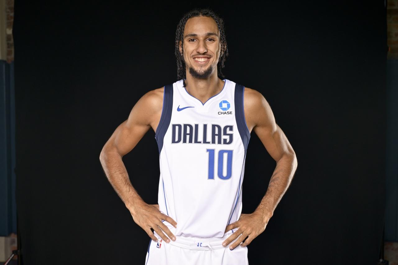 独行侠新援状元郎里萨谢真是个大水货！在今天NBA中国赛独行侠对阵火箭的比赛中，里