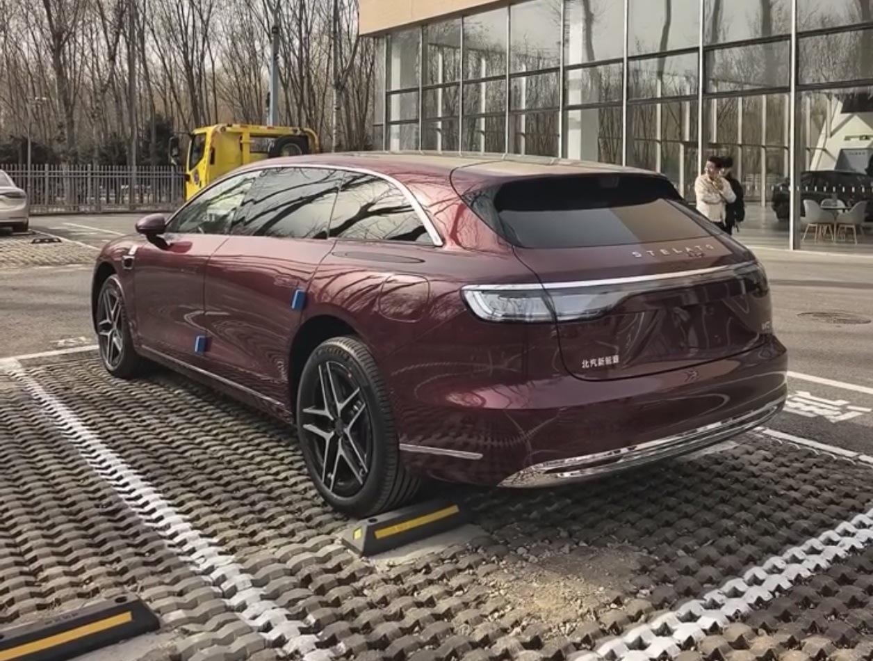 采用新轮毂的享界S9T都有到店的了？应该是896线激光雷达