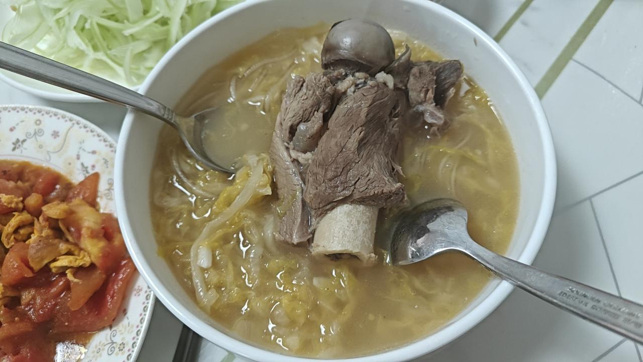 我今天起早给刘妈做的大骨棒炖酸菜粉条，我唤常都是上午十点左右才起来，因为烀大骨棒